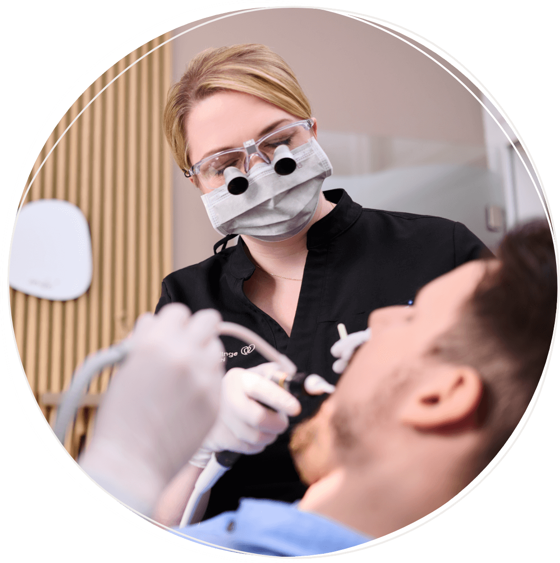 Zahnärztin Dr. Reuschl inmitten der Behandlung eines Patienten